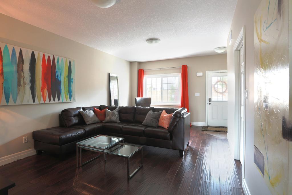 Boardwalk Homes - Executive Townhomes 키치너 객실 사진