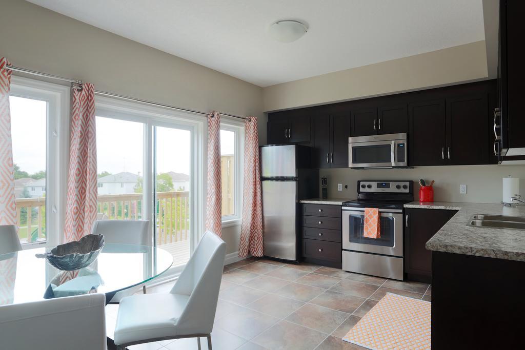 Boardwalk Homes - Executive Townhomes 키치너 객실 사진
