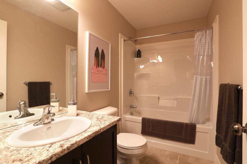Boardwalk Homes - Executive Townhomes 키치너 객실 사진